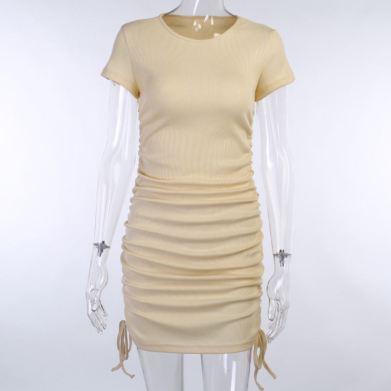 Robe courte ajustée à fronces latérales