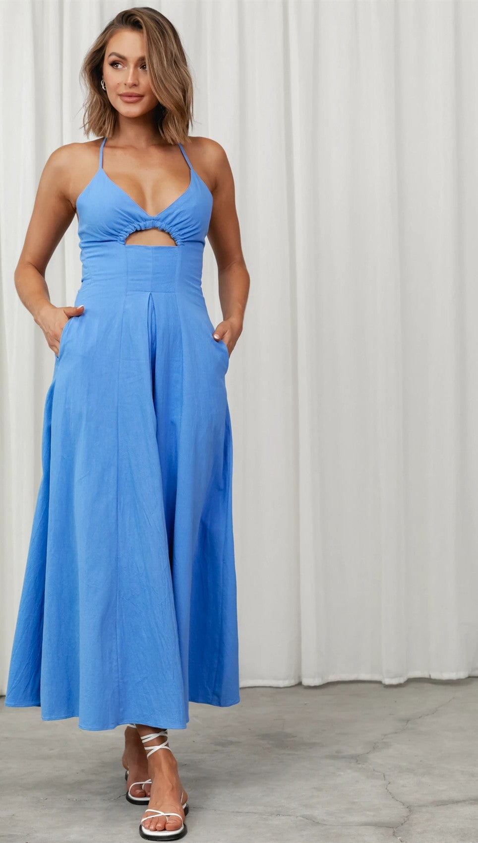 Robe longue évasée à découpe frontale