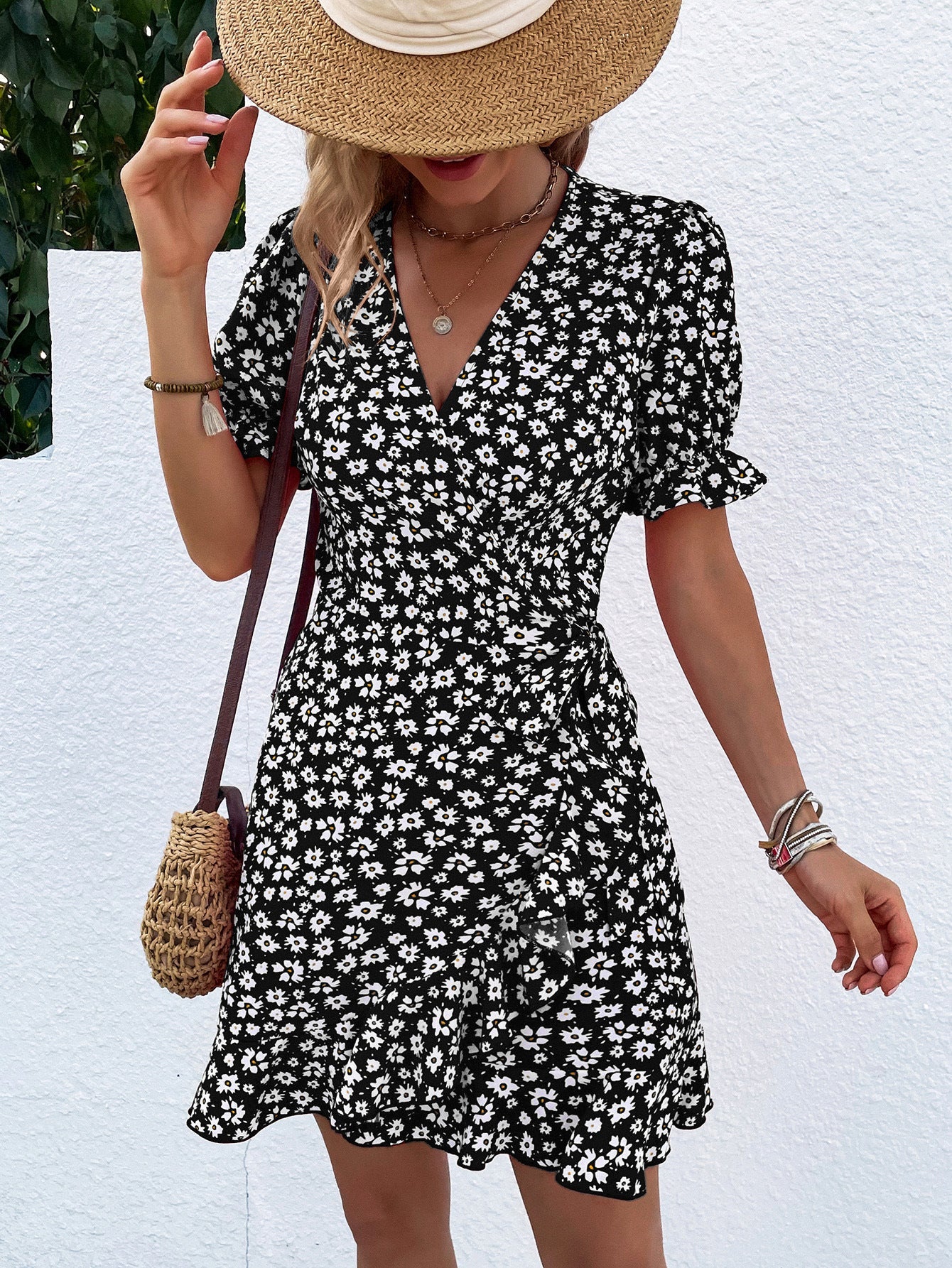 Robe courte portefeuille à volants fleuris