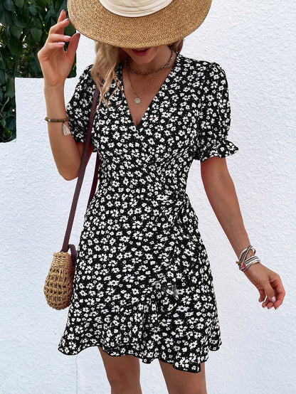 Robe courte portefeuille à volants fleuris