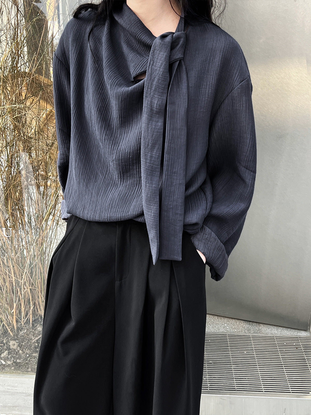 Blouse texturée à col noué élégant
