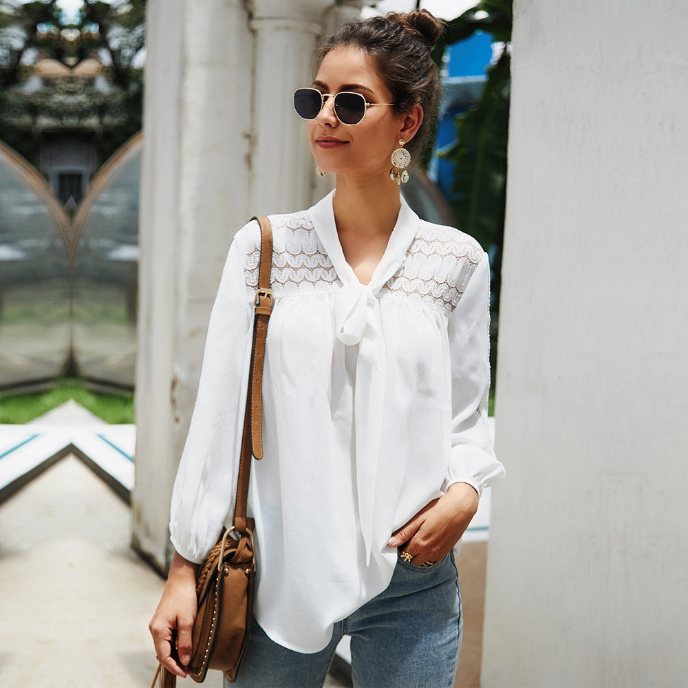 Blouse fluide à nœud col et empiècement dentelle