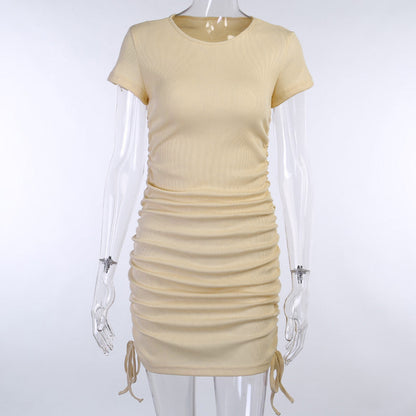 Robe courte ajustée à fronces latérales