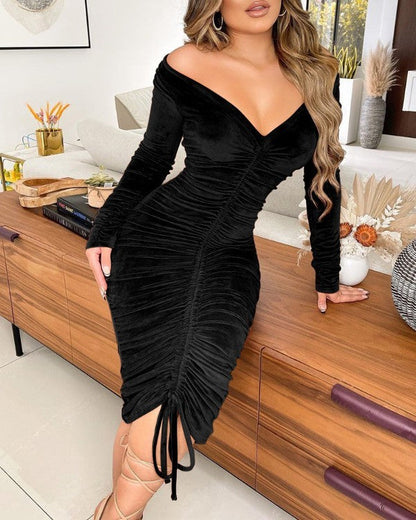 Robe midi froncée à épaules dénudées