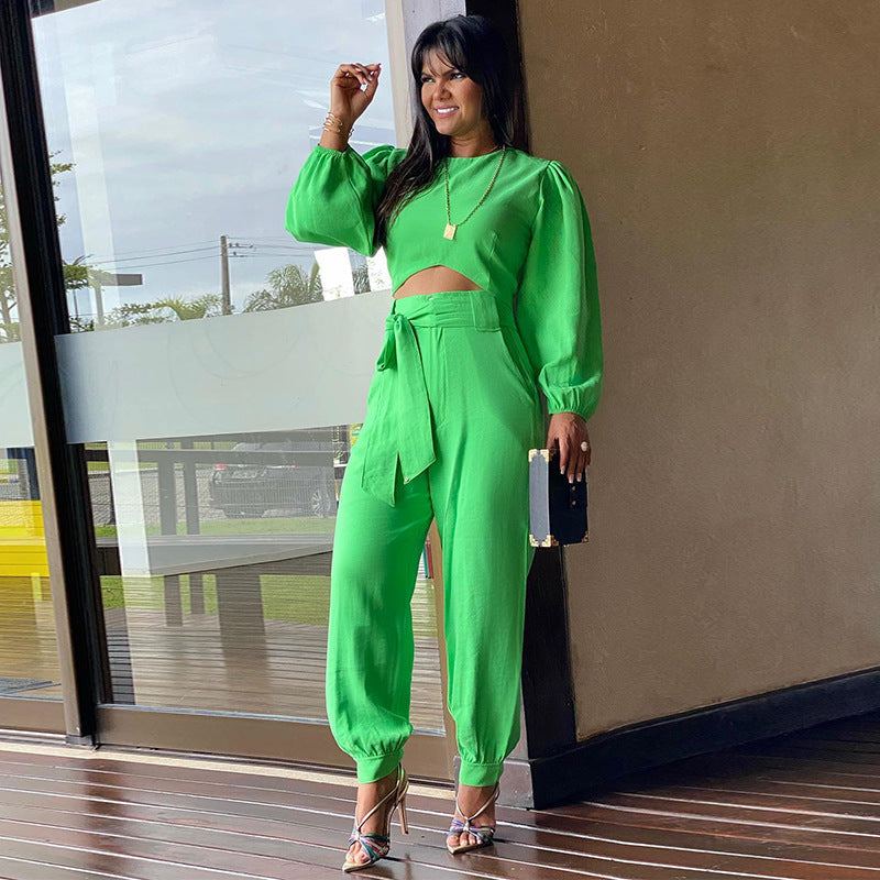 ensemble féminin avec haut cintré et pantalon noué