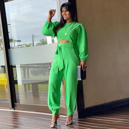 ensemble féminin avec haut cintré et pantalon noué