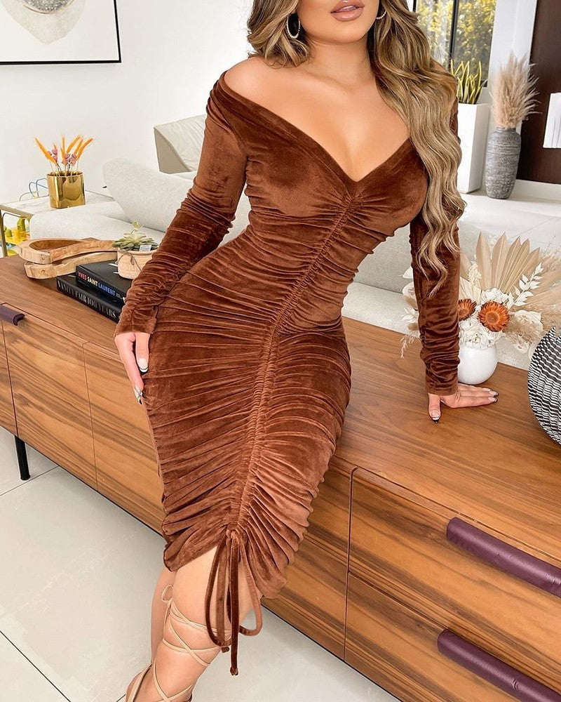 Robe midi froncée à épaules dénudées