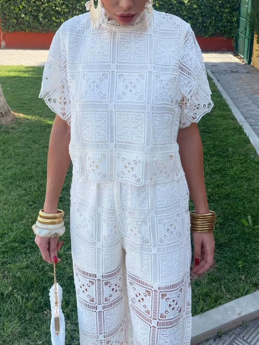 ensemble raffiné à broderie ajourée et coupe droite