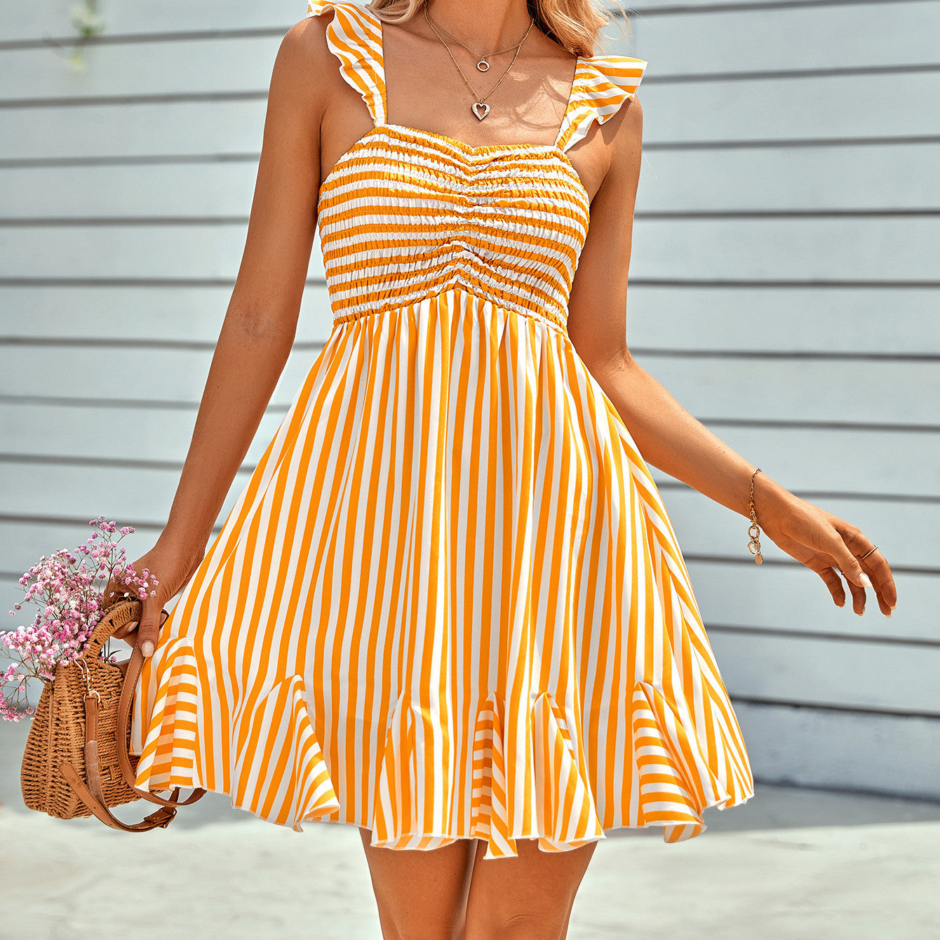 Robe courte à volants et rayures contrastées