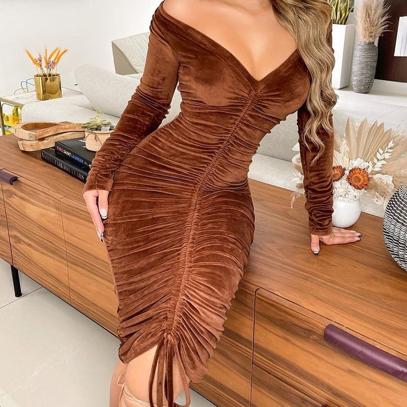 Robe midi froncée à épaules dénudées