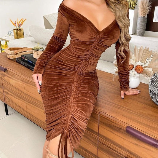 Robe midi froncée à épaules dénudées