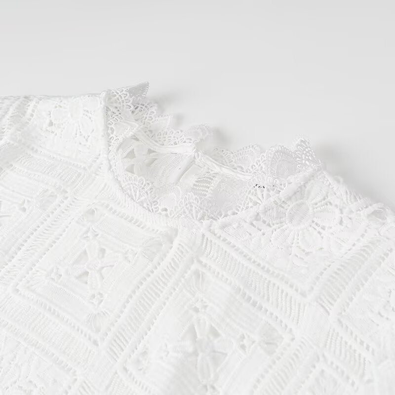 ensemble raffiné à broderie ajourée et coupe droite