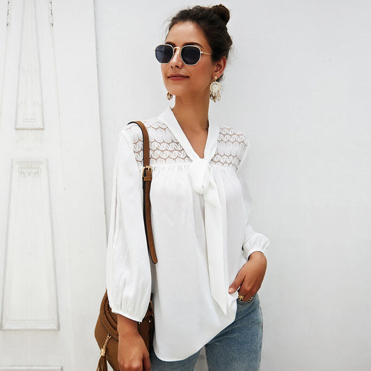 Blouse fluide à nœud col et empiècement dentelle