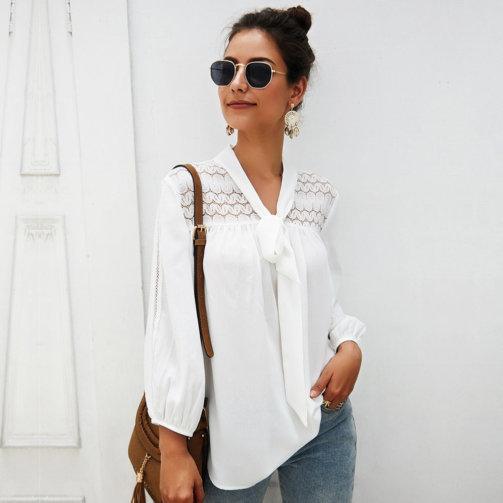 Blouse fluide à nœud col et empiècement dentelle