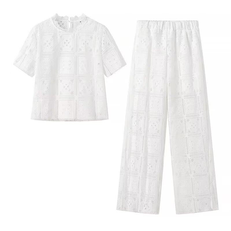 ensemble raffiné à broderie ajourée et coupe droite
