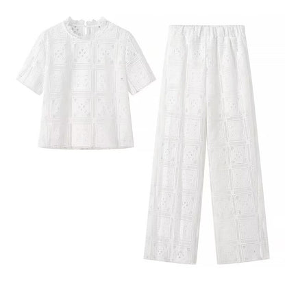 ensemble raffiné à broderie ajourée et coupe droite