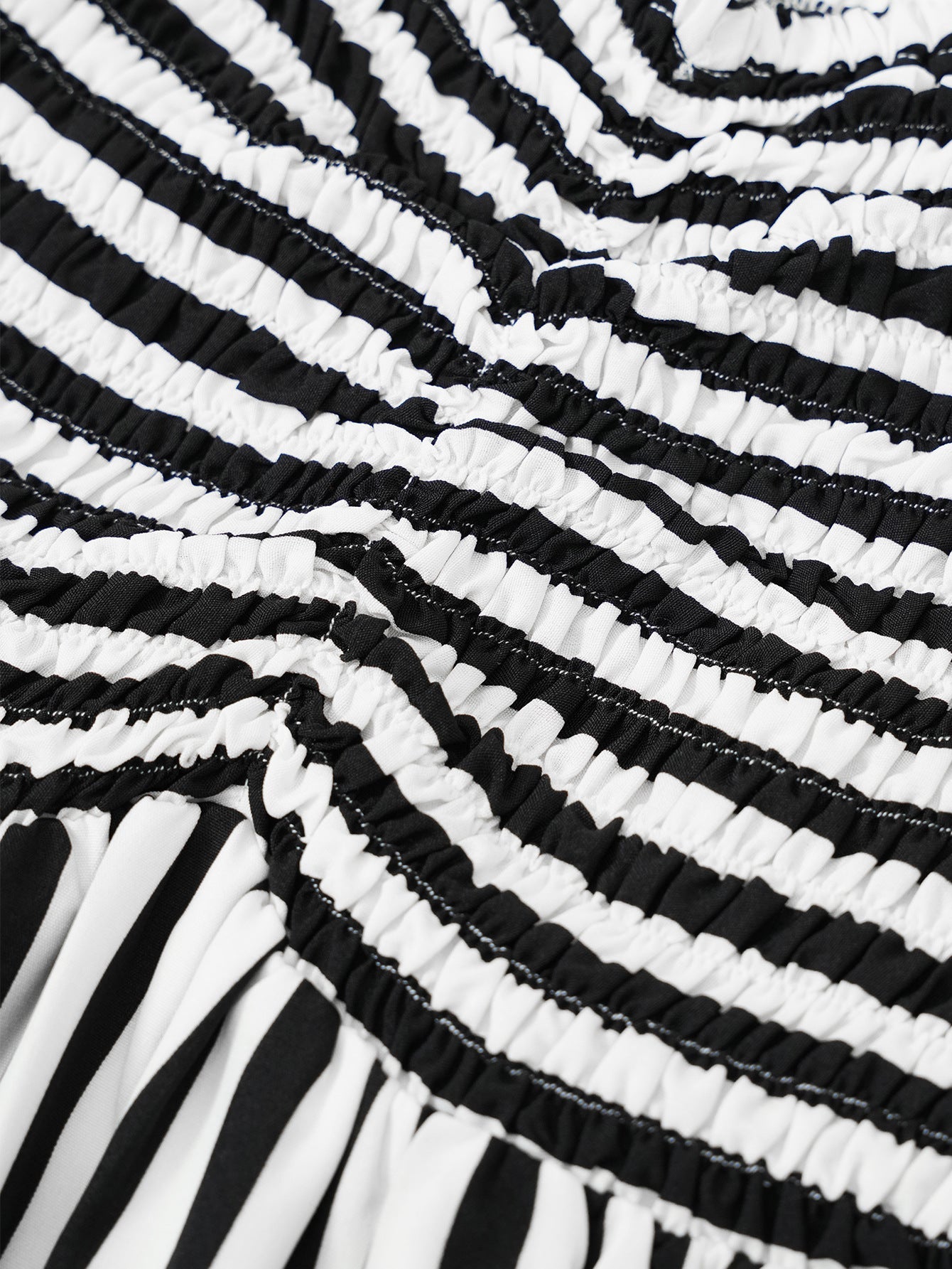 Robe courte à volants et rayures contrastées