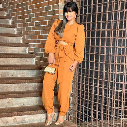 ensemble féminin avec haut cintré et pantalon noué