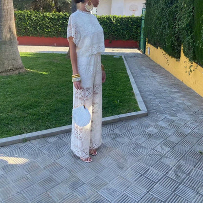 ensemble raffiné à broderie ajourée et coupe droite