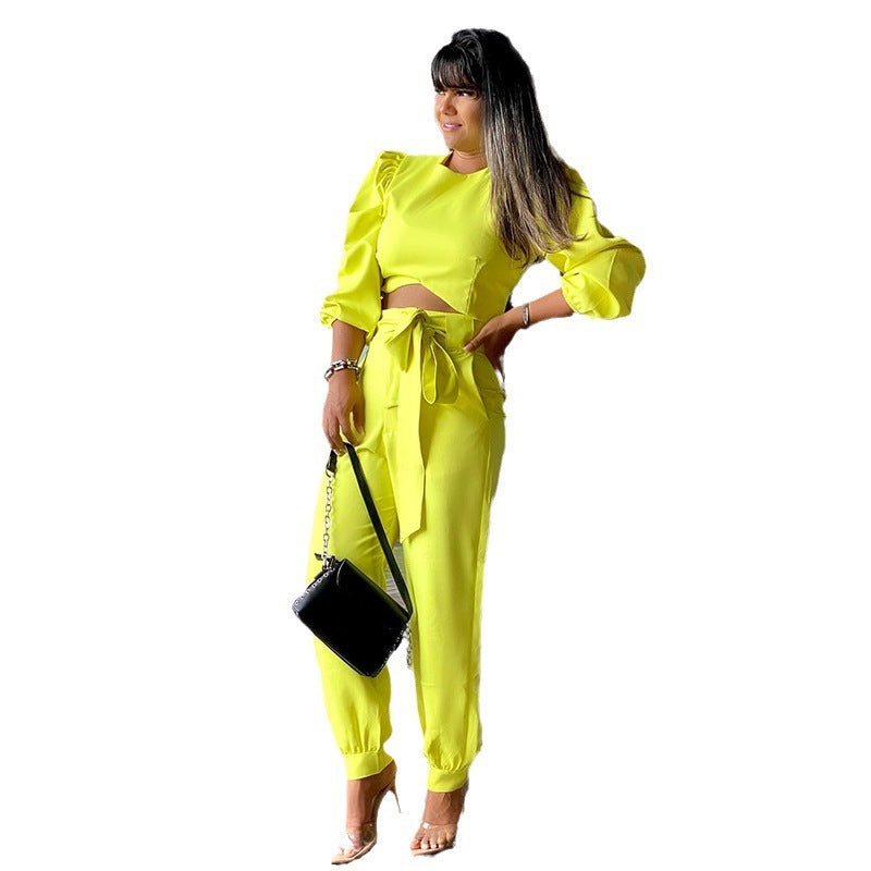 ensemble féminin avec haut cintré et pantalon noué