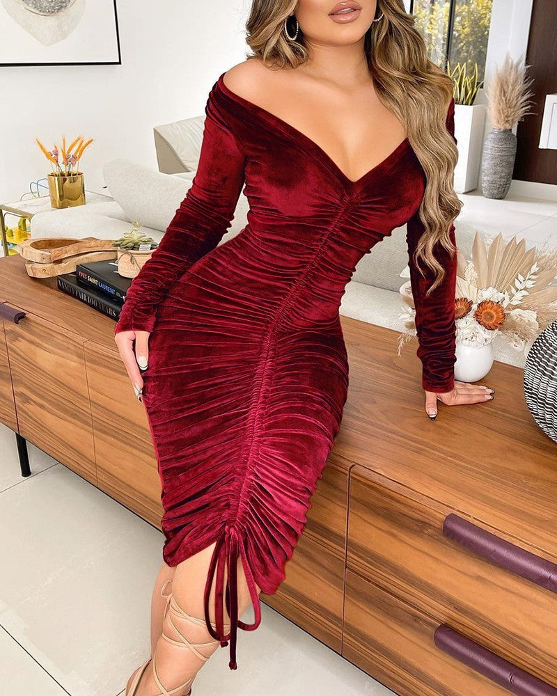 Robe midi froncée à épaules dénudées