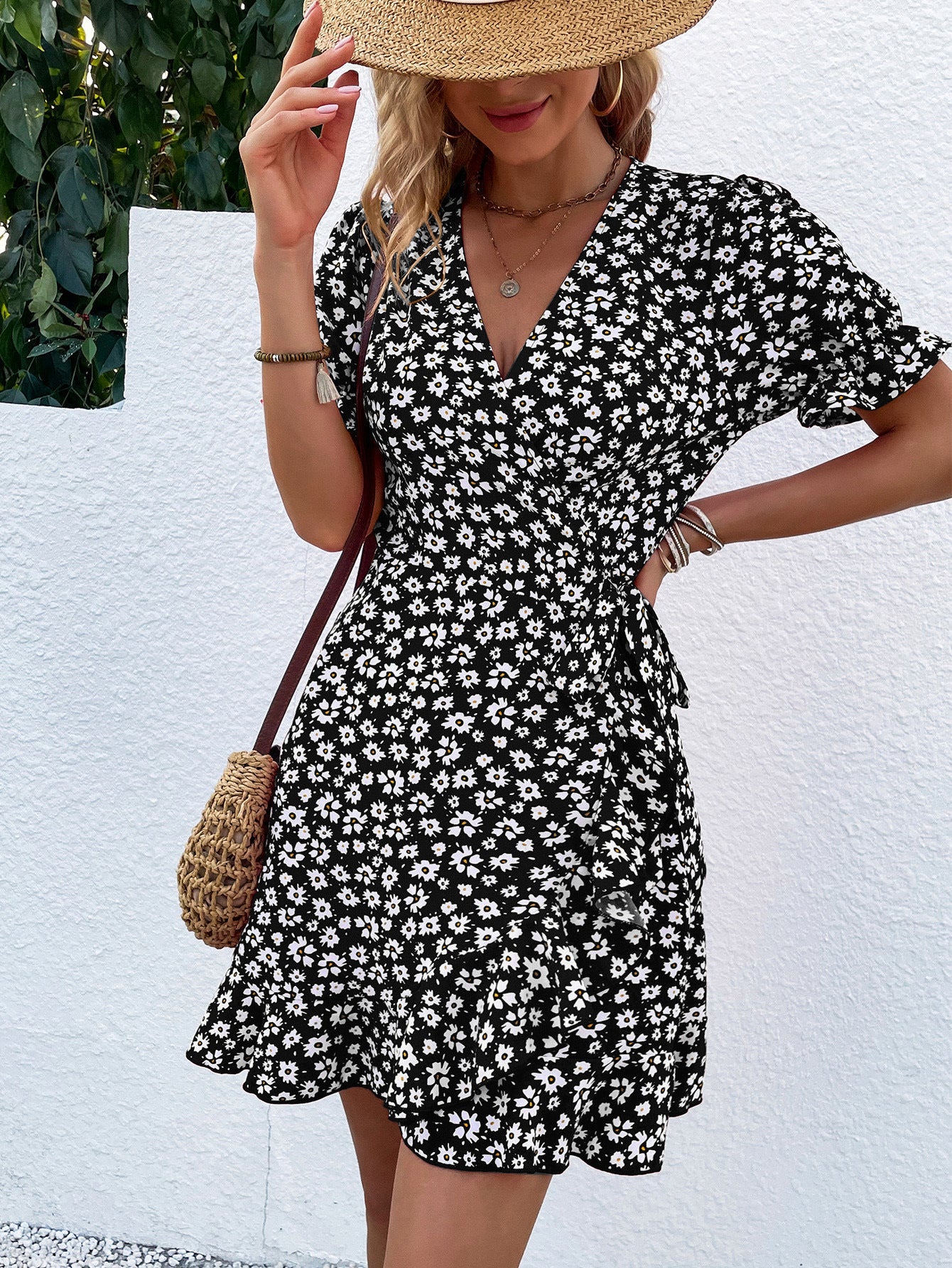 Robe courte portefeuille à volants fleuris