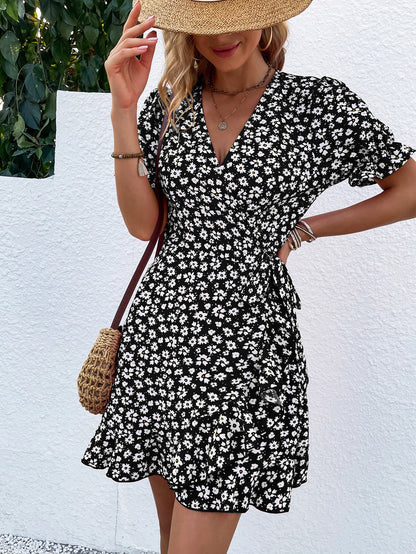 Robe courte portefeuille à volants fleuris